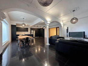 City Retreat for 8 with Spacious Rooms